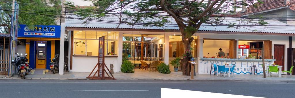 Water Edge Hotel & Restaurant